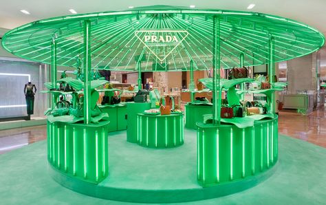 Prada Hyper Leaves / Galeries Lafayette Paris Haussmann — urdesignmag Design Camino, Lafayette Paris, Armani Casa, Store Concept, Green Flooring, Retail Interior, Green Carpet, Pop Up Stores, Display Design