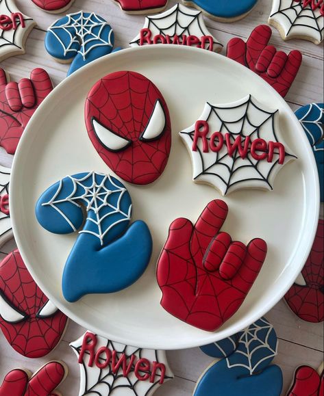 Spider Verse Cookies, Spider Man Birthday Cookies, Spidey And His Amazing Friends Birthday Cookies, Spiderman Biscuits, Spiderman Birthday Cookies, Spidey Party Food, Spidey And Friends Cookies, Spider Man Cookies Decorated, Spider-man Cookies