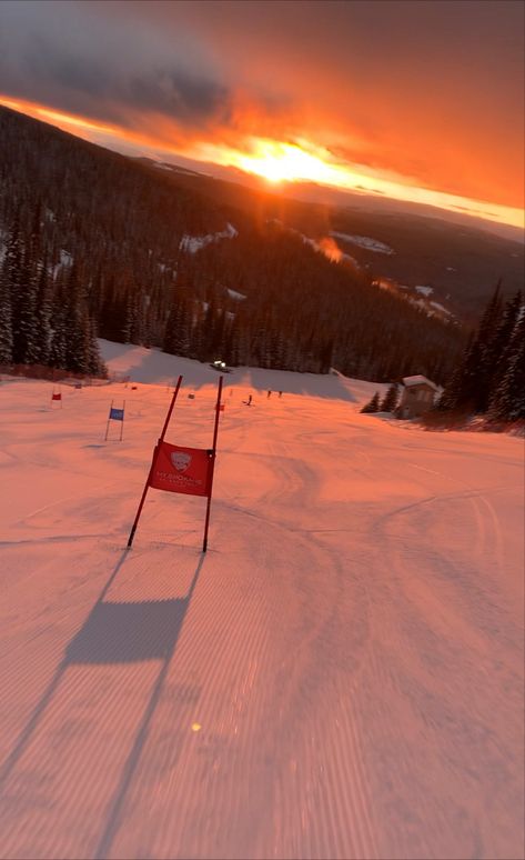 Aesthetic Skiing Wallpaper, Skiing Phone Wallpaper, Ski Slope Aesthetic, Alpine Skiing Aesthetic, Skiing Astethic, Ski Aesthetic Wallpaper, Ski Aethstetic, Ski Racer Aesthetic, Alpine Skiing Racing