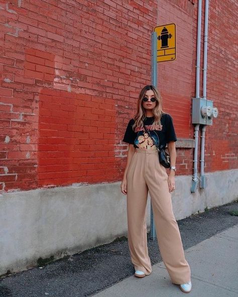 Formas chic de usar esos pantalones beige de oficinista | Es la Moda Win Outfits, Look Legging, Beige Outfit, Looks Street Style, Causual Outfits, Mode Inspiration, Looks Vintage, Outfits Casuales, Cute Casual Outfits