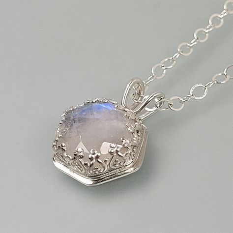 Moonstone Aesthetic, Silver Necklace Aesthetic, Moonstone Necklace Vintage, Moonstone Jewelry Necklace, Magical Pendant, Moonstone Necklace Silver, Crystal Locket, Fantasy Necklace, Useful Ideas