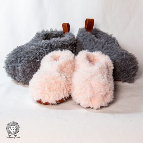 Easy Crochet Slippers Free Pattern, Cute Crochet Projects, Crochet Slippers Free, Slippers Free Pattern, Socks Ideas, Easy Crochet Slippers, Slipper Pattern, Crochet Slipper, Winter Items