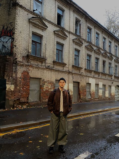 Brown Work Jacket Outfit Men, Rainy Outfit Men, Rainy Date Outfit, Rainy Day Street Style, Rainy Day Outfit Men, Rainy Season Outfit, Rainy Outfit, Rainy Day Outfit Aesthetic, Rainy Day Photography