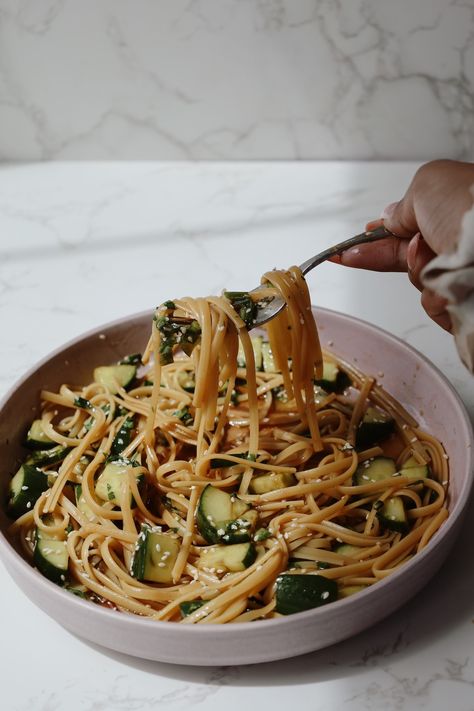 These cold sesame noodles are covered in a rich toasted sesame sauce that's savory, tangy, and spicy with a touch of sweetness. Spicy Cold Noodles, Sesame Noodle Salad, Noodle Sauce, Cold Sesame Noodles, Spicy Peanut Noodles, Gluten Free Shopping, Sesame Noodles, Cold Noodles, Peanut Noodles