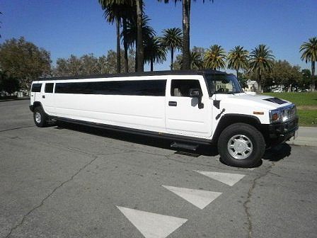 White Hummer limo White Limo, White Hummer, Hummer Limo, Limo Party, Hoco Ideas, Quinceanera Themes Dresses, White Jeep, Quinceanera Photography, Hummer Cars