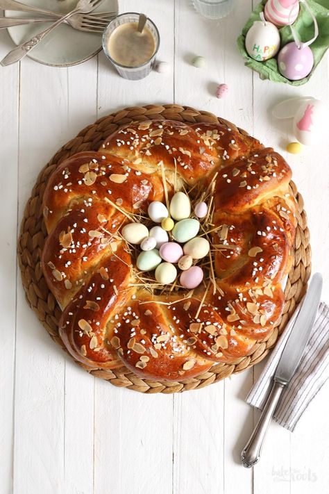 German Easter Bread, Easter Traditional Food, Easter Bread Recipes, German Easter Traditions, Easter Breads, German Traditions, Traditional Easter Desserts, Traditional Easter Recipes, Bread Wreath