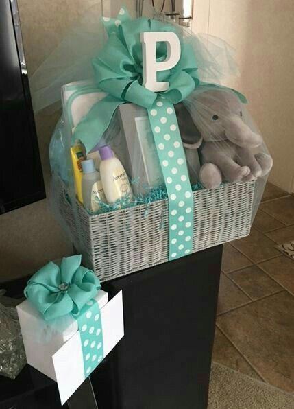 Perlengkapan Bayi Diy, Baby Shower Gift Box, Girl Gift Baskets, Idee Babyshower, Baby Basket, Baby Shower Baskets, Baby Shower Crafts, Baby Shower Gift Basket, Baby Gift Hampers