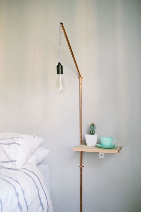 10 Awesome DIY Brass Light Fixtures! (click through for the complete list) Minimalist Diy Projects, Diy Bedside Table, Minimalist Diy, Shelf Lamp, Koti Diy, Diy Muebles Ideas, Bedside Shelf, Brass Light Fixture, Diy Lampe