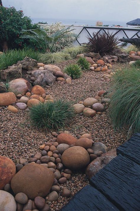 different sizes of gravel with ornamental grass Seaside Garden, Drought Tolerant Landscape, Southern Garden, Gravel Garden, Coastal Gardens, Rock Garden Landscaping, Have Inspiration, Landscaping Tips, Landscaping With Rocks