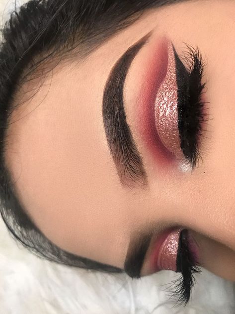 Rose Gold Makeup Looks, Burgundy Makeup Look, Rosa Make-up, Quinceanera Makeup, Burgundy Makeup, Rose Gold Eye Makeup, Make Up Designs, Gold Makeup Looks, Gold Eye Makeup