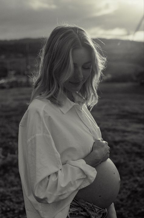 Pregant maternity shoot Home Maternity Photography, Maternity Photography Poses Outdoors, Baby Announcement Photoshoot, Cute Pregnancy Pictures, Vintage Maternity, Outdoor Maternity Photos, Modern Maternity, Maternity Photography Poses Pregnancy Pics, Maternity Photoshoot Outfits