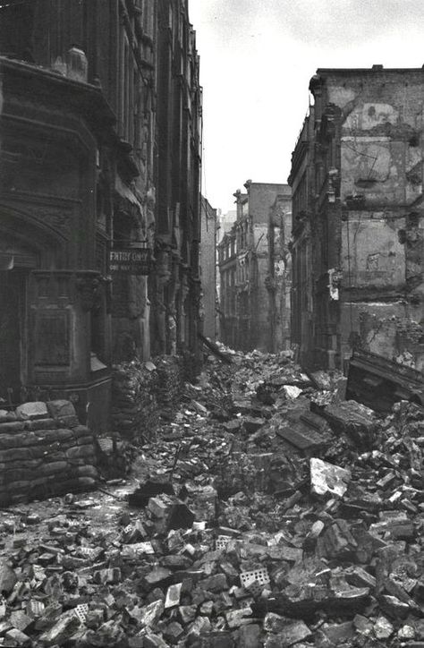 World War2 Germany, 1940s Britain, 1940s England, Photos Of London, London Blitz, Historical London, Aleppo Syria, World Wars, History Magazine