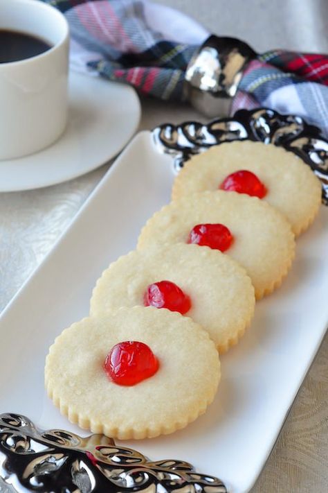 Old Fashioned Shortbread Cookies - it's back to basics with a 5 ingredient recipe for buttery shortbread cookies are just like your grandmother would make. A simply perfect cookie. Pie Pops, Rock Recipes, Exterior Christmas, Cookie Christmas, Buttery Shortbread Cookies, Buttery Shortbread, 5 Ingredient Recipes, Home Exterior, Perfect Cookie