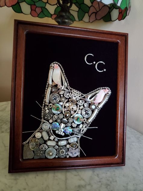 Upcycle Jewelry, Button Projects, Jewel Art, Old Jewelry Crafts, Costume Jewelry Crafts, Mosaic Art Diy, Jewelry Repurposed, Framed Jewelry, Vintage Jewelry Ideas