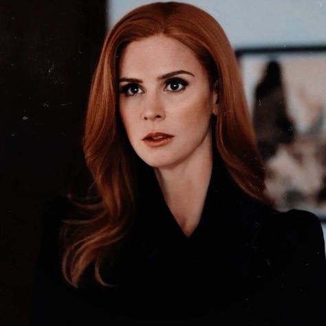 Donna Suits, Donna Paulsen, Sarah Rafferty, Beauty School, Girls Style, Suit Style, Face Claims, Doctor Who, Red Hair