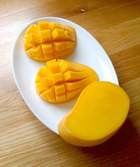 THE BEST Mangos are Champagne Mangos, usually smaller and all yellow.  These are always just perfect and not stringy.  Good luck finding them, they are a jewel! Benefits Of Mango, Mango Health Benefits, Honey Mango, Mango Verde, Yellow Mango, Mango Benefits, Mango Yellow, African Mango, Green Coffee Bean Extract