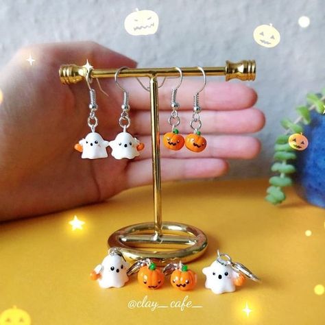 𝐶 𝑙 𝑎 𝑦 𝑐 𝑎 𝑓 𝑒 𝑏𝑦 𝐿𝑎𝑢𝑟𝑒𝑛 on Instagram: "SOLD OUT Halloween earrings are finally up! 🎃👻✨ Made some little kawaii ghosts holding a pumpkin basket - they have freckles on both cheeks but the light seemed to make them disappear! 😖 I also made miniature pumpkin earrings as well. I've also added an option to have them as charms cos I think they'll look so cute on a pencil case zip or on a bracelet ☺️ Hope you like them, as always you can check them out on my Etsy if you're interest Fimo Bracelet Ideas, Creepy Polymer Clay, Pumpkin Polymer Clay Earrings, Halloween Clay Charms, Charm Earrings Diy, Clay Earrings Ideas, Clay Ghost Earrings, Clay Halloween Earrings, Halloween Polymer Clay Earrings