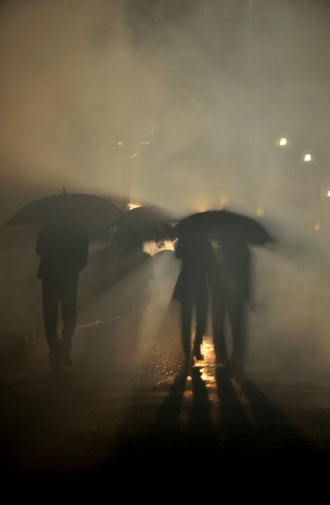 Walking in City Darkness Winters Tale, Inspiring Photography, Soyut Sanat Tabloları, Walking In The Rain, Rat Race, Foto Art, Jolie Photo, Artistic Photography, 인물 사진