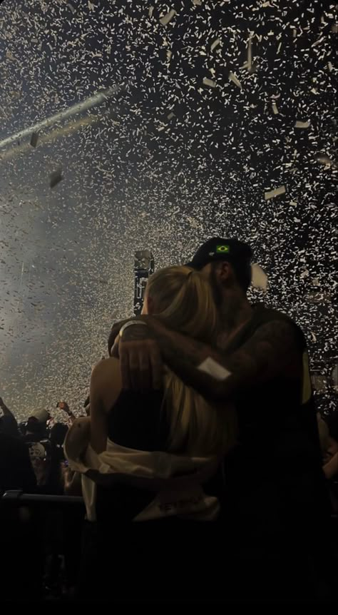 Rave Couple Aesthetic, Couple In Concert, Couple Party Aesthetic, Concert With Boyfriend, Summer Love Couples, Rave Couple, Aesthetic Festival, Aesthetic Relationship, Coldplay Concert