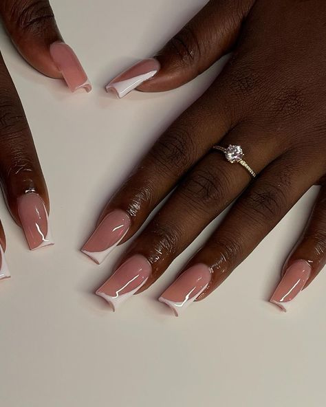 Clear Gel Nails Designs French Tips, French Tip Acrylic Nails On Black Women, Fine Nails Design, Short Acrylic Nail Ideas Classy, Modern Acrylic Nails, Medium Square French Tip Acrylic Nails, Trending Acrylic Nails Square, French Tip Style Nails, Classy Short Acrylic Nails