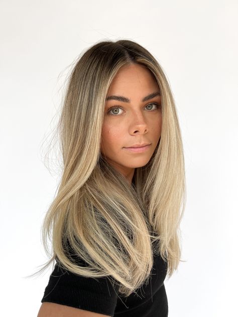 Medium Blonde Hair With Dark Roots, Stretch Root Blonde, Brown Hair With Balayage Blonde, Lives In Blonde Balayage, Blonde Balayage Inspo Pics, Natural Blonde Long Hair, 2024 Blonde Balayage, Lived In Blonde Long Hair, Blonde With Smudge Root