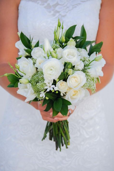 Wedding White And Green, White Wedding Flowers Bouquet, Whimsical Wedding Flowers, Simple White Wedding, Wedding Flowers White, White Spray Roses, Wedding Flower Guide, Green Centerpieces, Wedding Flower Packages