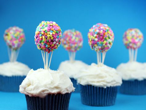 Bake a dozen adorable “Up-cakes”.  The “balloons” are doughnut holes rolled in sprinkles.     | 28 Insanely Delicious Recipes Inspired By Disney Pastel Frozen, Disney Inspired Recipes, Cake Paris, Disney Cupcakes, Disney Desserts, Balloon Cupcakes, Hot Air Balloon Party, Disney Treats, Cupcake Wars