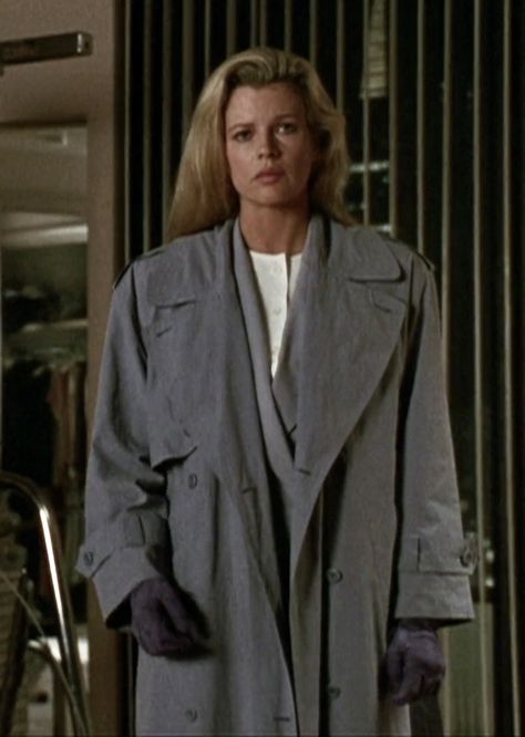 Kim Basinger as Heather Evans in "Final Analysis" (1992) Kim Basinger Final Analysis, Kim Basinger Style, Kim Basinger 80s, Boss Attire, Movie Villains, Chloë Sevigny, Kim Basinger, 90s Outfit, Carrie Bradshaw