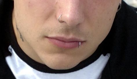 Side Lip Piercing Men, Men With Lip Piercings, Frank Iero Piercing, Snakebites Men, Masc Piercings, Lip Piercing Men, Piercings Men, Face Piercings, Cool Piercings