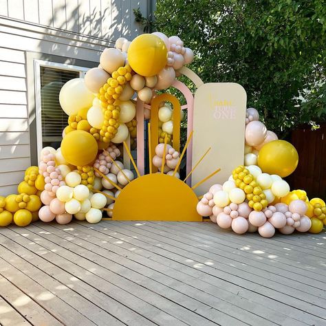 You Are My Sunshine Party Theme, You’re My Sunshine Birthday, Sunshine Photo Backdrop, Ray Of Sunshine Backdrop, Sunshine Balloon Decor, You Are My Sunshine Theme, You Are My Son Shine Birthday Party, Sunshine Birthday Backdrop, You Are My Sunshine Backdrop