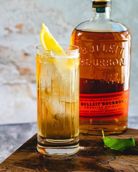 Here's how to make the classic whiskey highball: tall, bubbly, and all about the spirit! This cocktail is a refreshing way to enjoy your favorite whiskey. #whiskey #whiskeyhighball #whiskeydrink #whiskeycocktail #cocktail #highball Highball Recipe, Whiskey Highball, Ginger Ale Drinks, Ginger Ale Cocktail, Ginger Beer Cocktail, Highball Cocktail, Vodka Tonic, Bulleit Bourbon, Cranberry Vodka