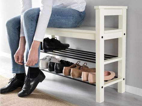 Mantener los zapatos ordenados en casa es fácil con estas soluciones de Ikea Hemnes Bench, Rak Sepatu Diy, Shoe Storage White, Diy Shoe Rack Ideas, Best Shoe Rack, Door Way, Diy Shoe Rack, Black Front Doors, Ikea Hemnes