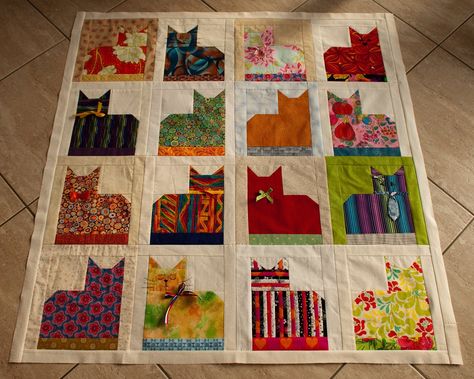 Easy Quilting Patterns, Cat Placemat, Cat Quilt Block, Cat Quilts, Halloween Quilt Patterns, Cat Quilt Patterns, Meow Cute, Easy Quilting, Quilt Square Patterns