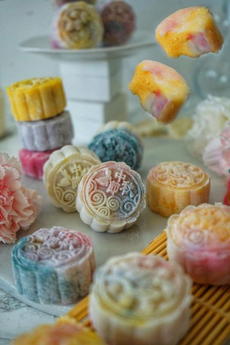 Colourful Snow skin mooncakes Recipe *NATURAL FOOD COLOURING* - Taste of Surprise Drinks Corner, Mooncake Recipe, Natural Food Coloring, Japanese Dessert, Mooncake, Moon Cake, Diy Cake, Pretty Cakes, Pretty Food