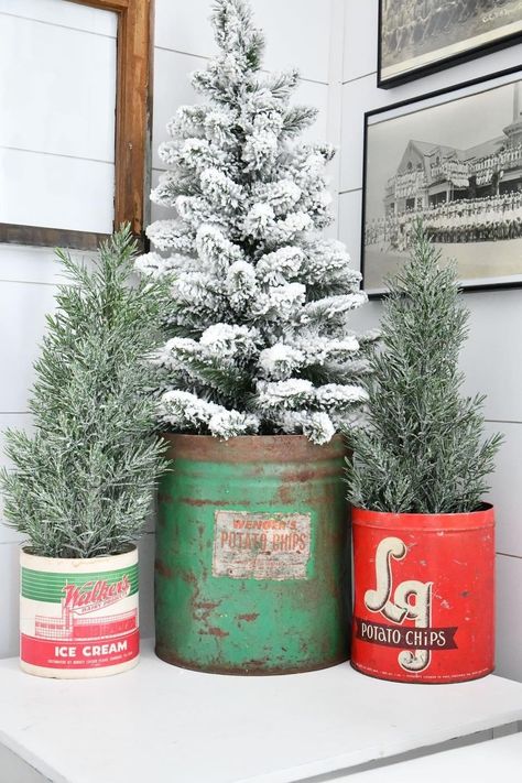 Christmas Tree Stands, Primitive Christmas Decorating, Vintage Christmas Crafts, Tree Stands, Winter Desserts, Country Christmas Decorations, Farmhouse Vintage, Christmas Porch Decor, Christmas Tree Stand