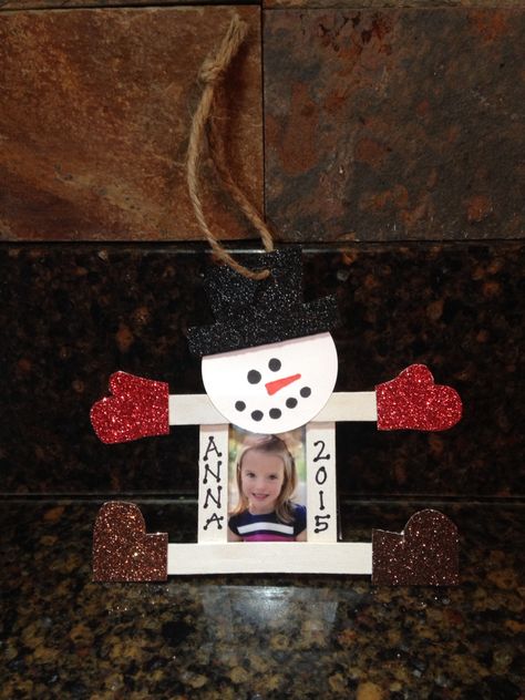 Snowman picture ornament kid craft Sled Picture Ornament, Snowman Photo Ornament, Winter Magnet Crafts For Kids, Ornament With School Picture, Reindeer Photo Ornament, Christmas Ornaments Homemade Kids Picture, Christmas Craft Ornaments For Toddlers, Christmas Ornaments Homemade With Pictures, Picture Ornaments For Kids To Make