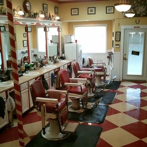 i go to a barber shop that is still set up like this Old Fashion Barber Shop, Old School Barber Shop, Barber Shop Pictures, Female Barber, Concord New Hampshire, Barber Shop Interior, Flower Shop Design, Master Barber, Barbershop Design