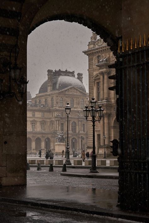 Snowy Paris Aesthetic, Paris 1910s Aesthetic, Louvre Museum Aesthetic Wallpaper, Paris Academia Aesthetic, Paris Snow Aesthetic, Life In Paris Aesthetic, France Aesthetic Dark, Dark Museum Aesthetic, Paris Aesthetic Dark