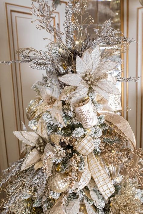 Glamorous Christmas Tree, Champagne Christmas Tree, Christmas Tree Inspo, Glamorous Christmas, Gold Christmas Tree Decorations, Christmas Tree Decorating Themes, Flocked Christmas Trees Decorated, Elegant Christmas Trees, Silver Christmas Tree