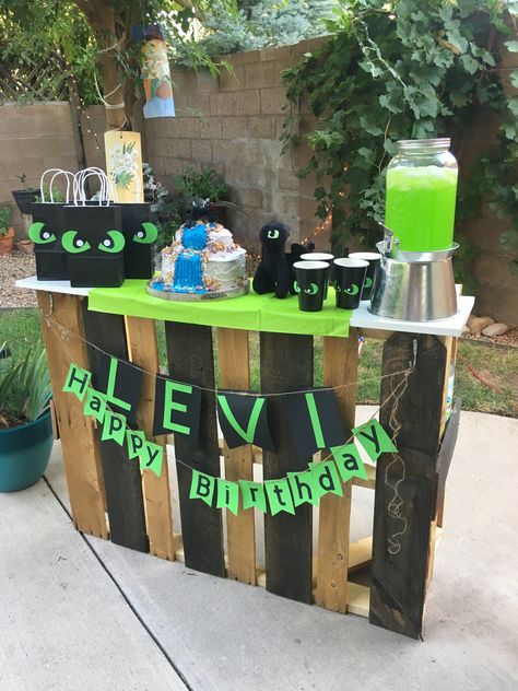 Dragon Party Decor, Toothless Party, Diy Lemonade Stand, Diy Lemonade, Reptile Party, Dragon Birthday Parties, Anna Birthday, Dragon Birthday, Dragon Party