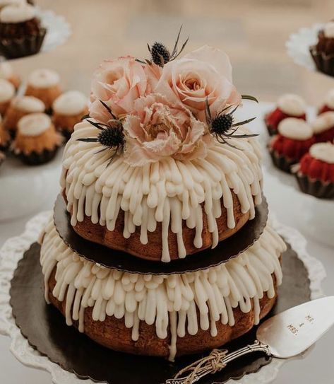 a two tier bundt wedding cake with creamy drip, blush blooms and thistles on top is a stunning idea for spring or summer Bundt Cake Decorating, Bundt Cake Decorating Ideas, Geometric Cake Topper, Geometric Cake, Single Tier Cake, Nothing Bundt, Nothing Bundt Cakes, Wedding Display, Cake Decorating Ideas