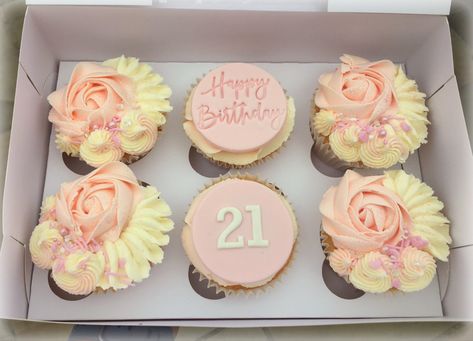 18th Cupcakes Birthday, 21st Cupcake Ideas, Diva Cupcakes, Birthday Cupcakes For Women, Bday Cupcakes, 21st Birthday Cupcakes, Cream Tarts, Fancy Donuts, Decorated Cupcakes