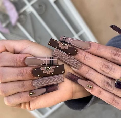 Brown Nails Design, Thanksgiving Nail, Gold Nail Designs, Fall Nail Art Designs, Sweater Nails, Gold Nail, Nails Design With Rhinestones, Fall Acrylic Nails, Thanksgiving Nails