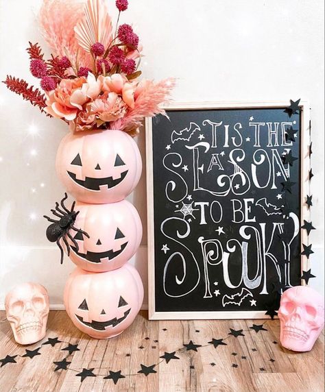 Halloween Entry Table, Fun Diy Halloween Decorations, Table Halloween, Halloween Decor Diy, Halloween Baby Shower Theme, Boho Halloween, Diy Halloween Decor, Adornos Halloween, Halloween Tattoo