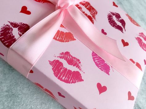 Valentines Wrapping, Hearts And Kisses, Valentines Gift Wrap, Kiss Gift, Valentines Gift Bags, Gift Wrapping Inspiration, Diy Wrap, Holiday Wrapping Paper, Creative Gift Wrapping