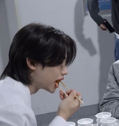 Felix Icons, Skz Icon, Eating Food, Messy Hair, Lee Felix, Kids Icon, Felix Stray Kids, Messy Hairstyles, My Happy Place