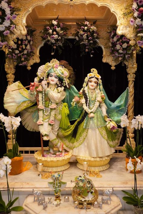 Radha Krishan Ji Wallpaper Hd Aesthetic, Radha Krishna Iskon Pictures, Iskon Krishna Wallpapers, Krishna Iscon, Iskon Radha Krishna, Jay Shree Krishna, Good Morning Krishna, Paid Partnership, Krishna Radhe