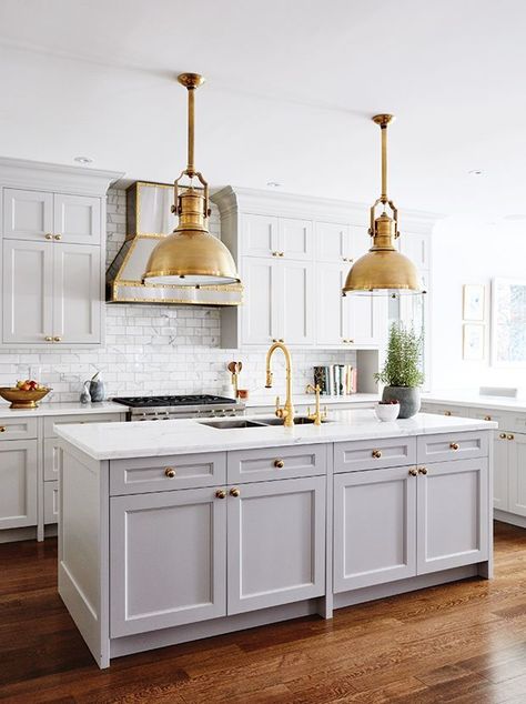 I've rounded up the 10 best kitchens on Pinterest with gold hardware for you so that when you're ready to do a big remodel or just a refresh of your kitchen I've got your covered. Brass Kitchen Hardware, Серая Кухня, Kitchen Ikea, Casa Vintage, Classic Kitchen, Grey Kitchen Cabinets, Kitchen Farmhouse, Grey Kitchens, Kitchen Trends