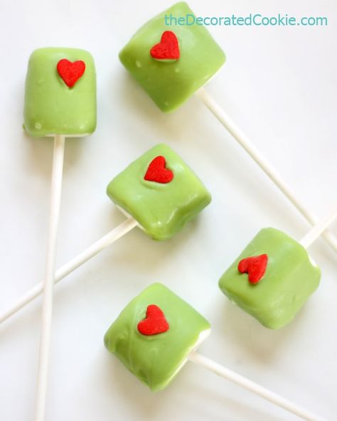 Grinch marshmallows pops for Christmas fun food idea for the holidays Grinch Marshmallow, Marshmallows Pops, Grinch Snack, Grinch Ideas, Grinch Cake, Grinch Stuff, Winter Baking, Grinch Christmas Party, Whoville Christmas