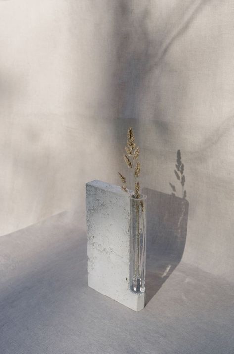 Diy Cement Vase, Column Vase, Glass And Concrete, Concrete Vase, Cement Vase, Vases For Flowers, Planter Project, Beton Design, Concrete Vases